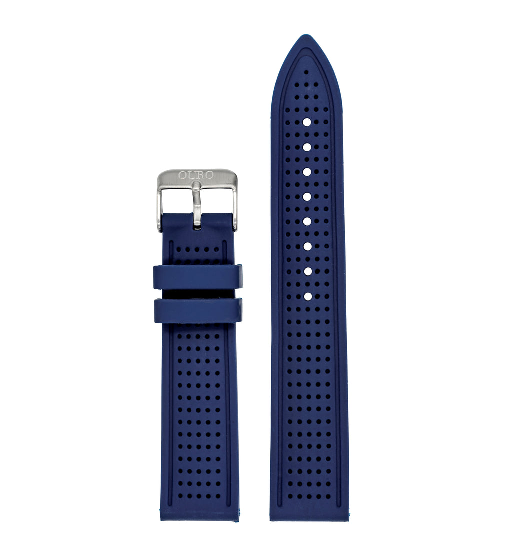 Gros plan sur le bracelet Sport en silicone bleu marine perforé et sa boucle ardillon en acier brossé gravée OURO.