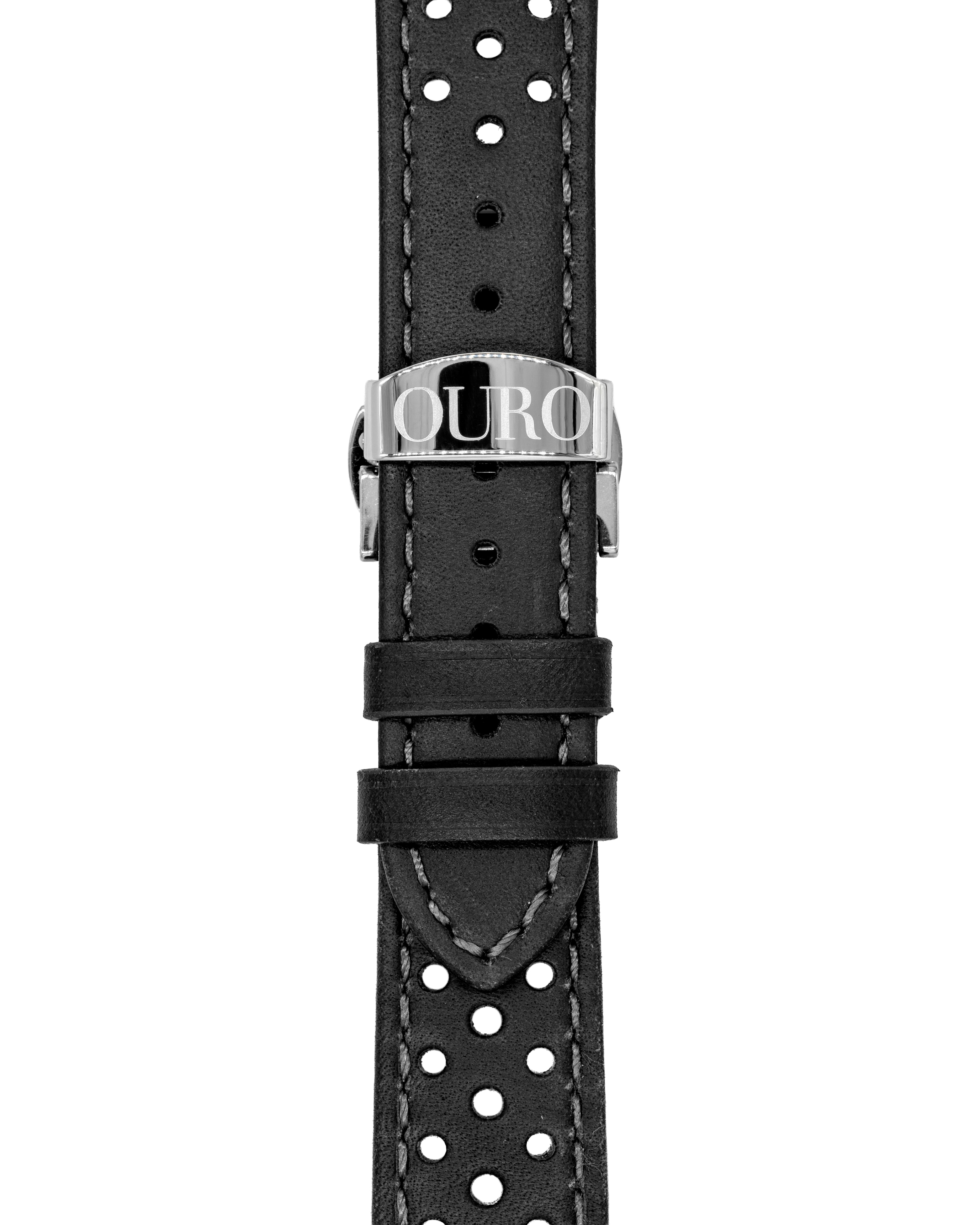 Gros plan sur le bracelet Rallye en cuir noir mat perforé et sa boucle déployante en acier polie gravée OURO.