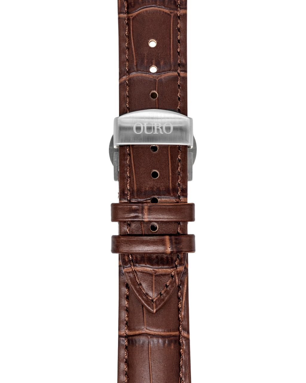 Gros plan sur le bracelet Grand Tourisme en cuir marron embossé crocodile à surpiqûres marrons et sa boucle déployante en acier brossé gravée OURO.