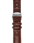 Gros plan sur le bracelet Grand Tourisme en cuir marron embossé crocodile à surpiqûres marrons et sa boucle déployante en acier brossé gravée OURO.