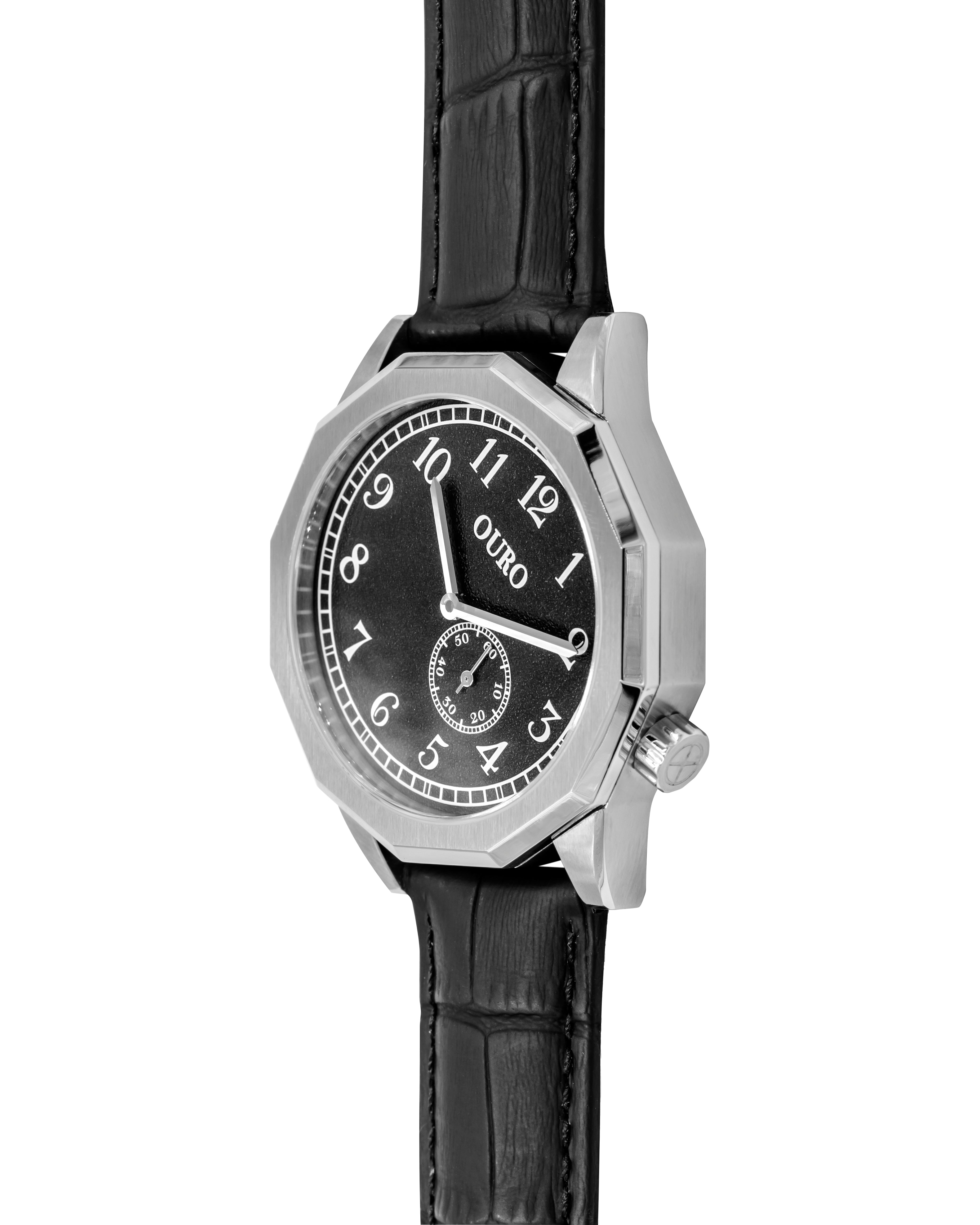 Vue de trois-quarts de la montre OURO RW-001 à cadran noir grainé décalé à 45°.