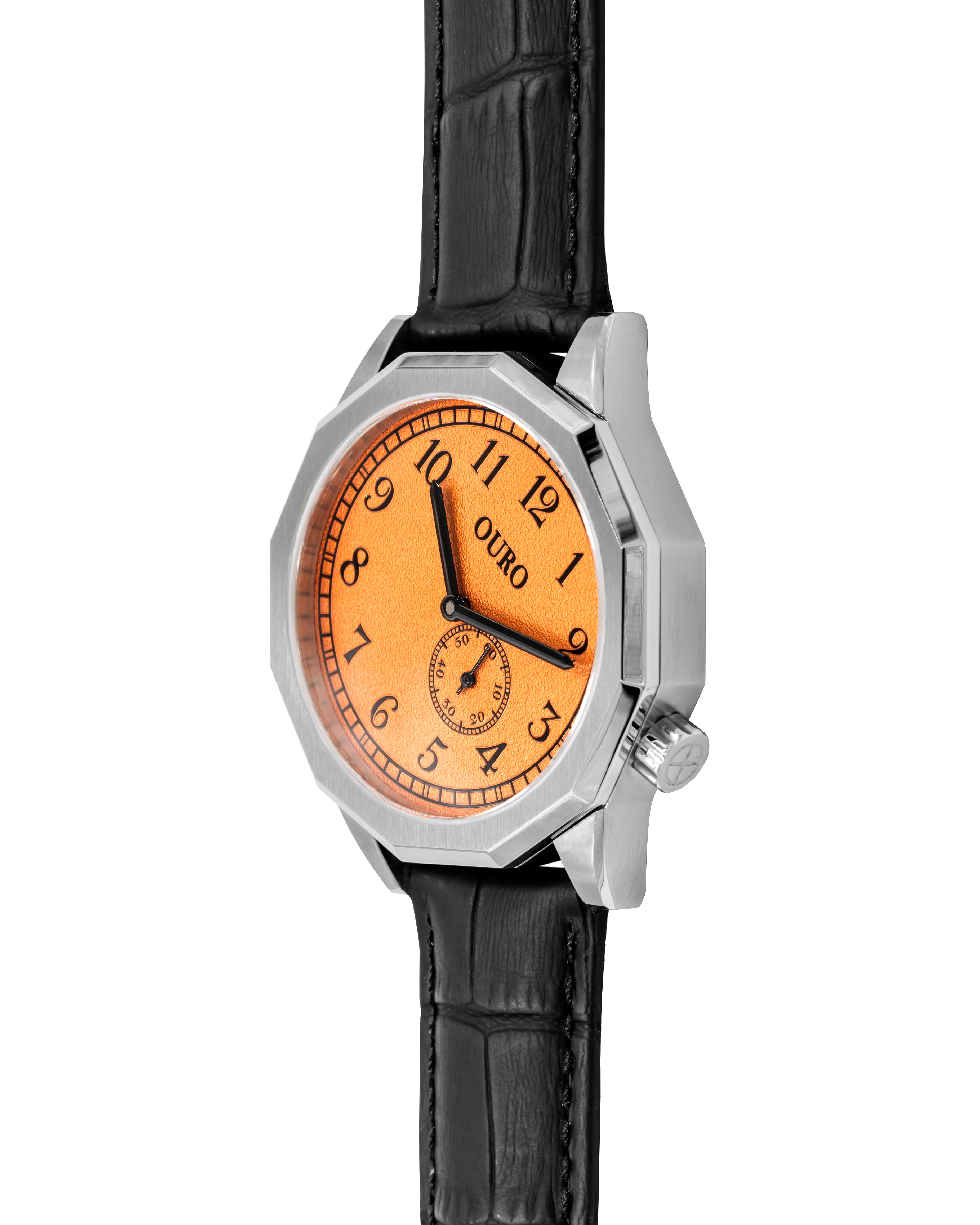 Vue de trois-quarts de la montre OURO RW-003 à cadran orange grainé décalé à 45°.