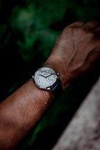 Montre OURO RW-002 associée au bracelet Sport en silicone Bleu marine dans l’eau.