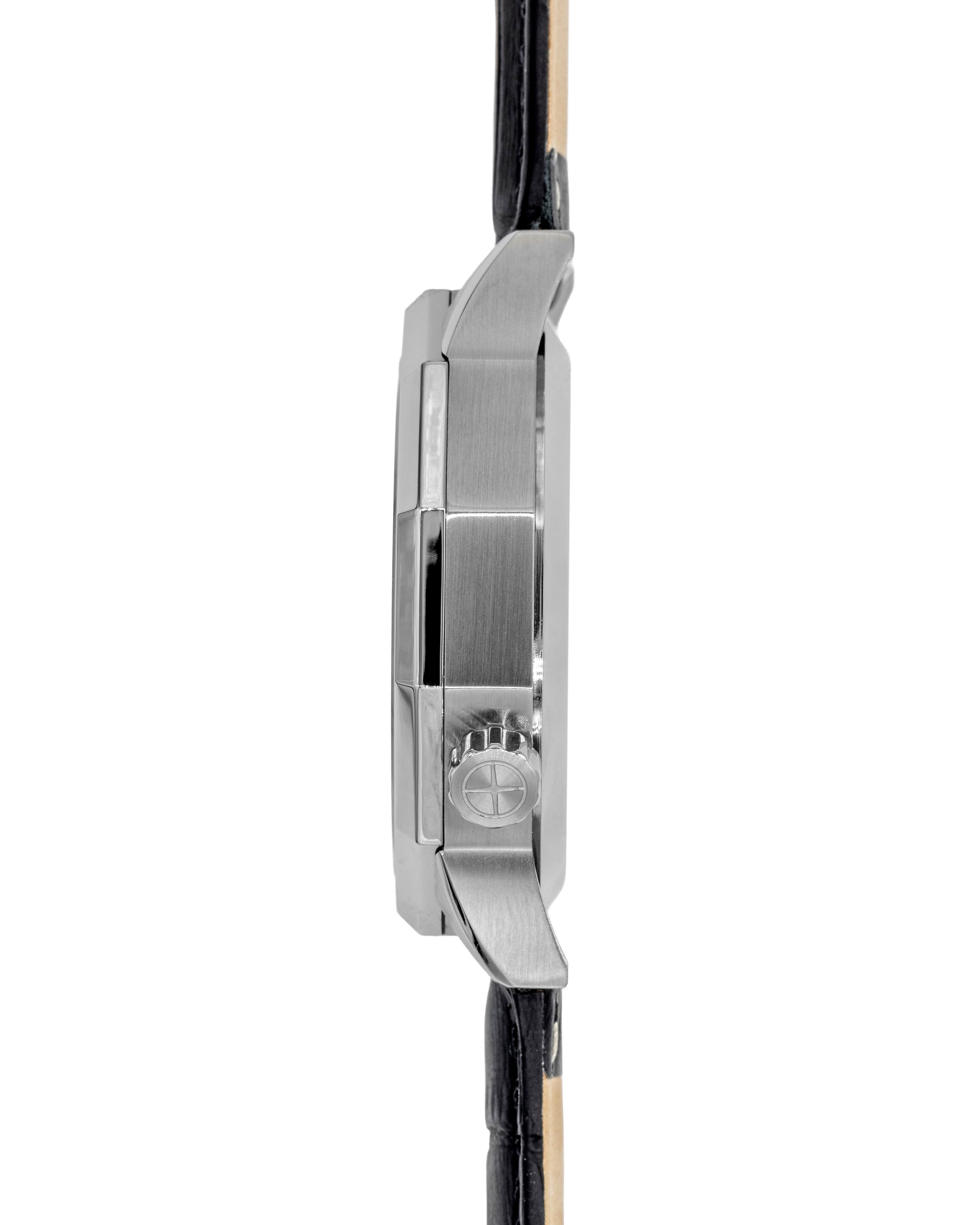 Vue de profil de la montre OURO RW-003 montrant le boîtier en acier brossé et la couronne gravée d’un volant inspiré de celui des voitures de course des années 1920.