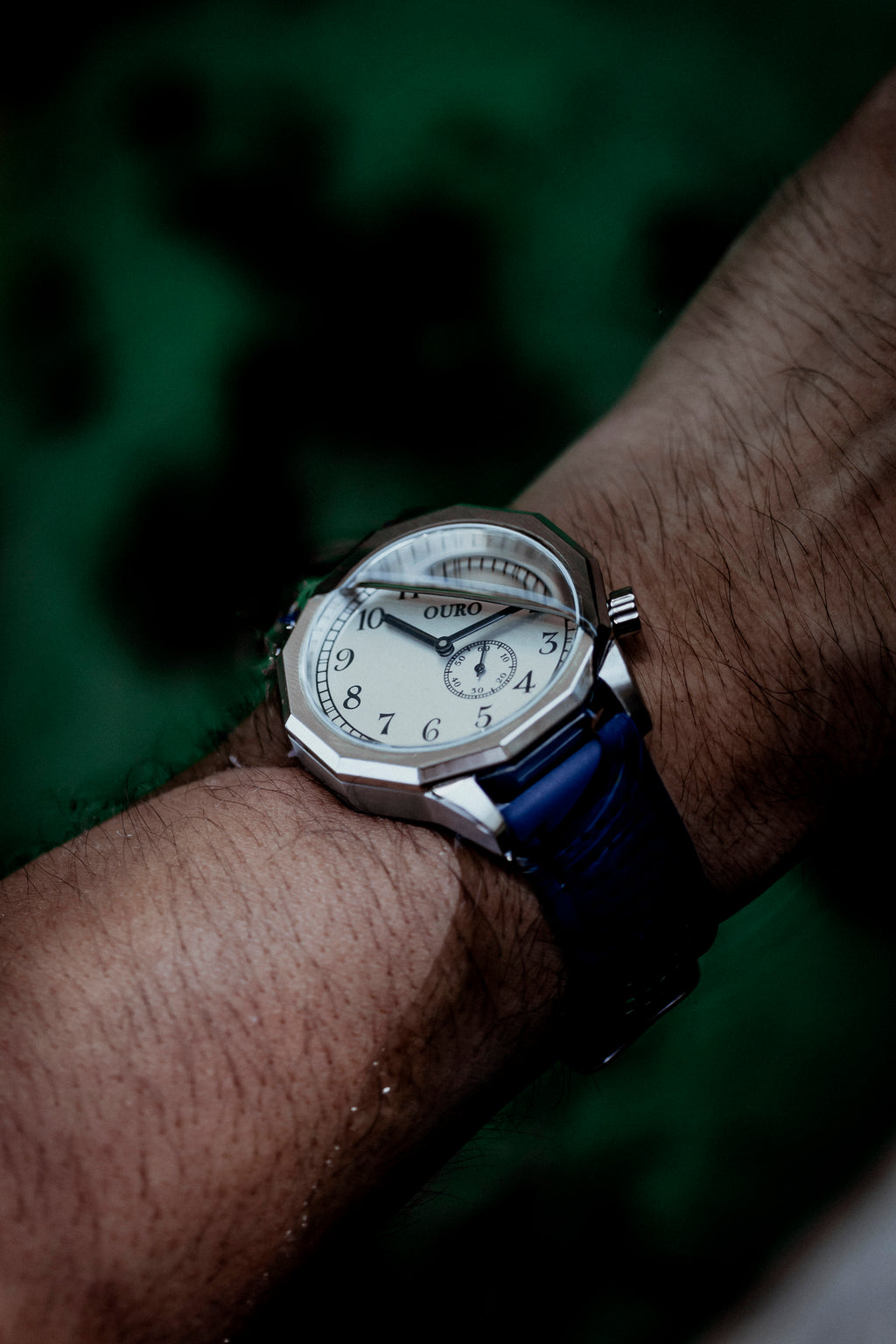 Montre OURO RW-002 avec bracelet sport en silicone bleu marine perforé porté au poignet dans de l’eau.