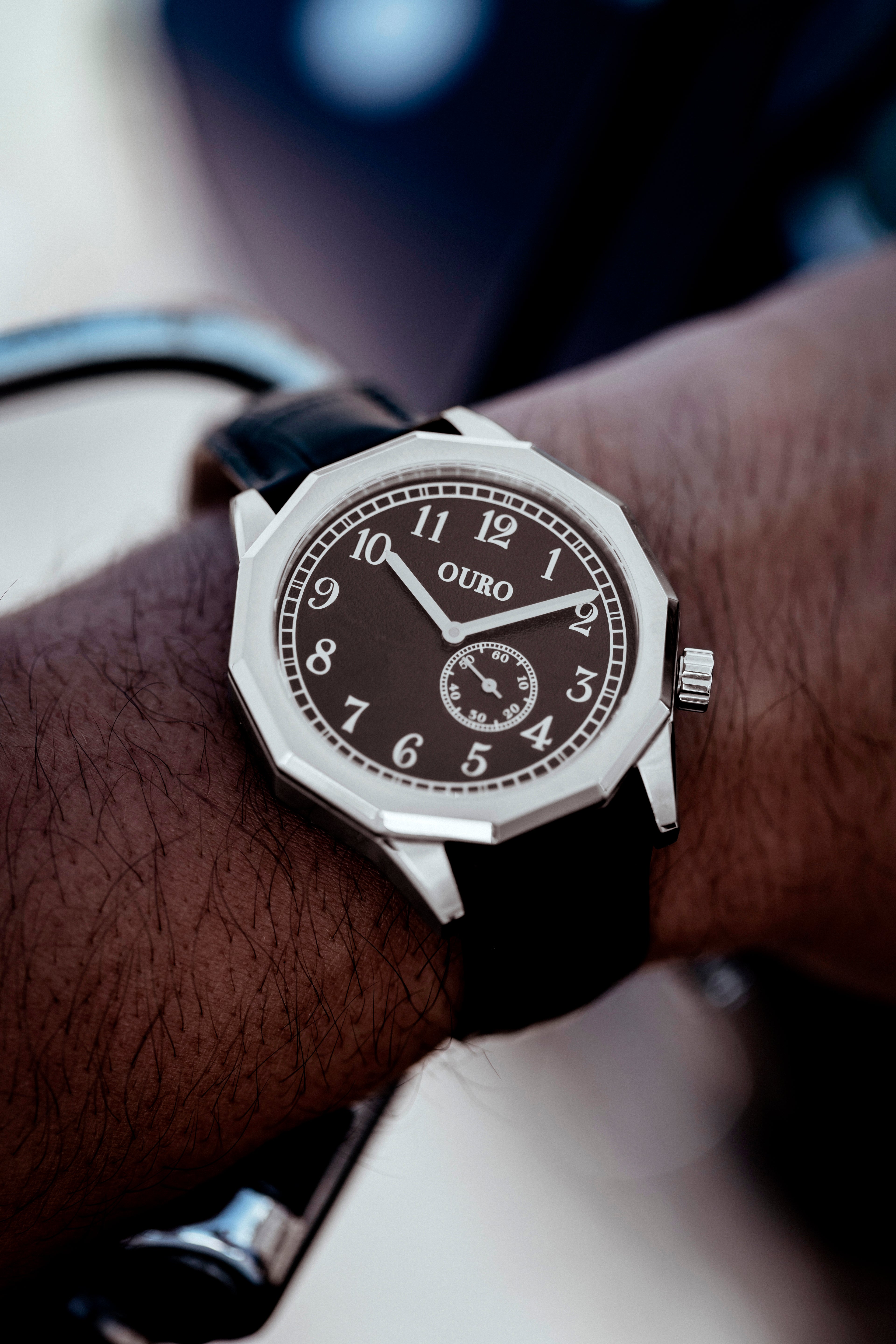 Gros plan sur la Driver’s watch RW-001 à cadran noir grainé portée au poignet.
