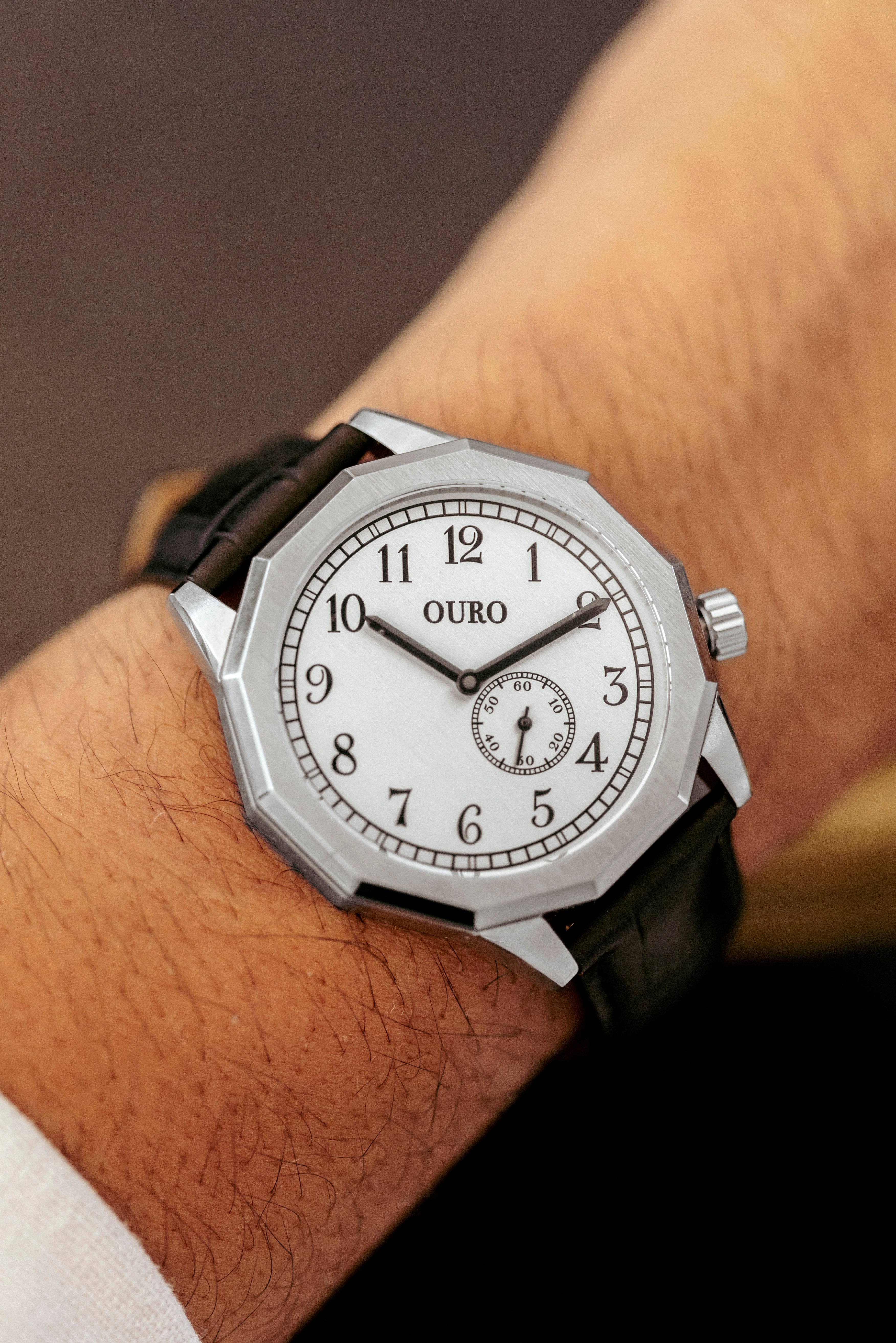 Gros plan sur la Driver’s watch RW-002 à cadran inox brossé portée au poignet.