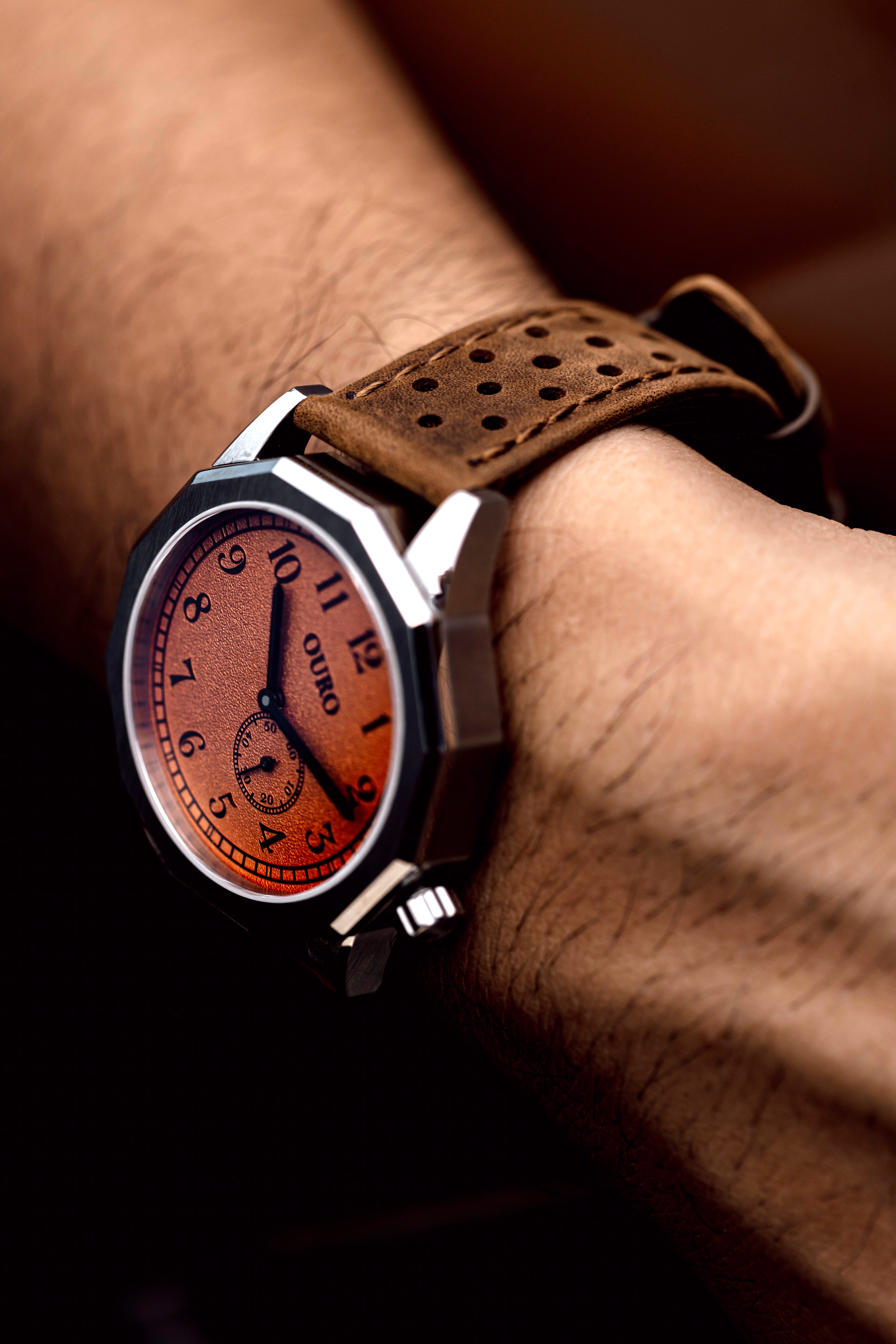 Détail du bracelet Rallye en cuir café perforé monté sur la driver’s watch OURO RW-003.